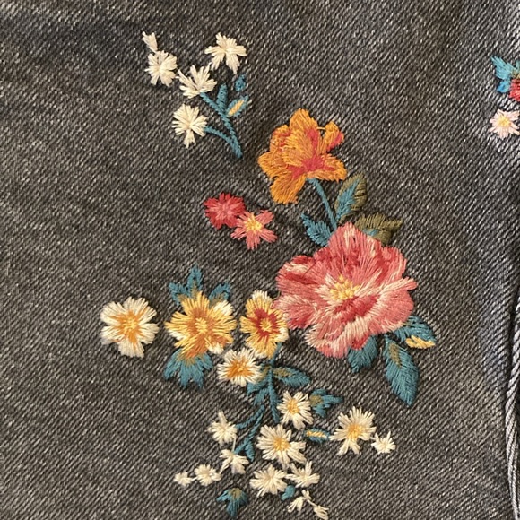 AQUA Connie Floral Embroidered Denim Shorts in Black Size 25 - Picture 8 of 10